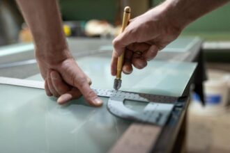 Verre sur mesure pour fenêtres et cloisons dans un projet d'aménagement