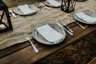 Serviette de table en papier sur une table dressée pour un événement festif