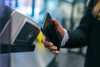Carte de visite NFC moderne avec coordonnées numériques intégrées