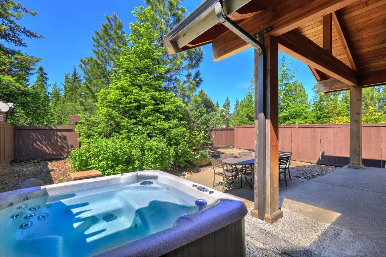 spa extérieur dans jardin