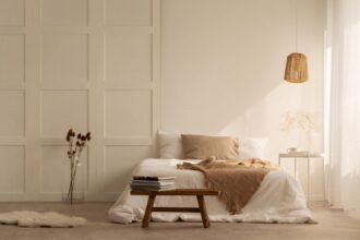 Chambre à coucher aménagée avec des meubles sur mesure et des couleurs harmonieuses