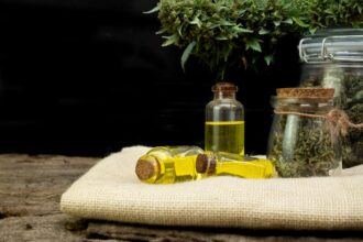 Produits variés au CBD sur une table en bois