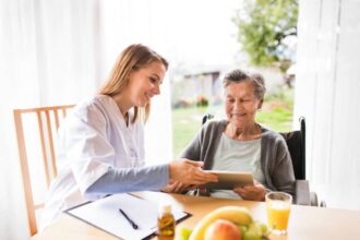 Aménagement d'un espace confortable et sécurisé pour seniors retraités