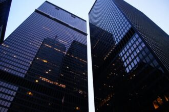 Réunion d'équipe autour d'un tableau blanc sur la responsabilité sociétale des entreprises