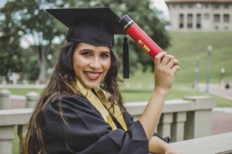 Insignes colorés sur une faluche d'étudiant en milieu universitaire