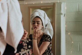Routine de nettoyage du visage pour une peau saine et éclatante