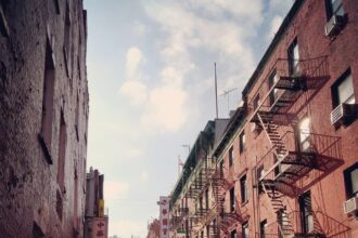 Gratte-ciels emblématiques et rues animées de New York