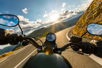 Moto sur une route, symbolisant liberté et agilité