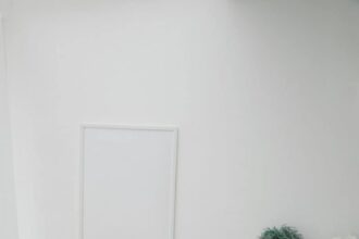 Mobilier en rotin moderne dans un intérieur chaleureux et accueillant