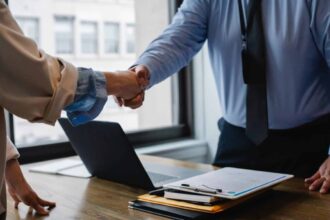 Agent commercial immobilier en réunion pour discuter de ses responsabilités clés
