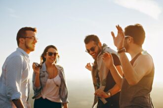 Lunettes adaptées à la forme d'un visage rond chez un opticien