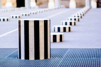 Borne escamotable installée sur un chemin de voiture