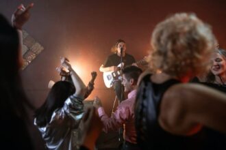Groupe de musiciens animant une soirée festive entre amis