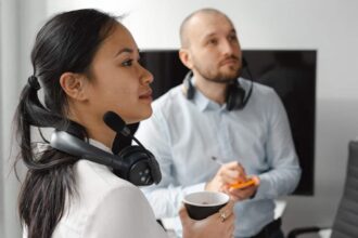 Appel téléphonique entre un conseiller et un client satisfait
