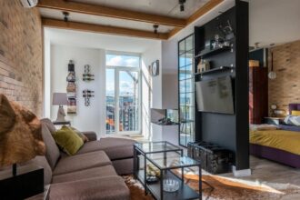 Verrière sur-mesure moderne intégrée dans un intérieur lumineux