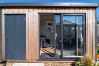 maison en bois adaptée aux seniors avec accès facilité et confort