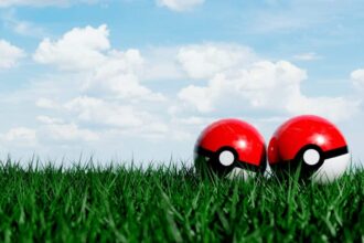 Coffret Mystery Box Pokémon avec divers objets et cartes collection