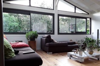Véranda lumineuse agrandissant un espace de vie confortable