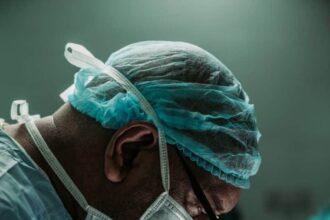 intervention chirurgicale dans une clinique spécialisée en esthétique
