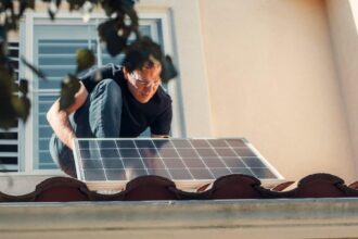 Panneaux solaires installés sur un toit résidentiel en France