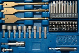 Outils de bricolage variés sur un plan de travail en bois