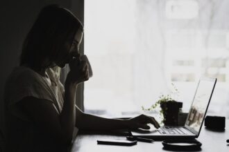 Lettre recommandée en ligne sur un écran d'ordinateur