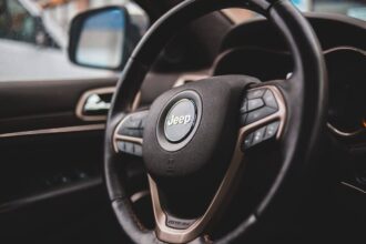 Comparateur d'assurance auto sur un écran d'ordinateur