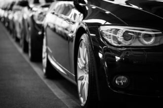 Flotte automobile d'entreprise avec véhicules écologiques en stationnement