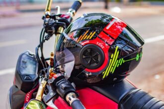 Casque intégral de moto offrant protection et style pour les motards