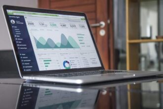 Expert-comptable en réunion avec un client, discutant de stratégies financières