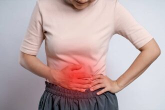 Personne se tenant la poitrine avec une expression de douleur
