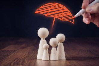 Famille réunie dans un cadre international, symbolisant l'expatriation et la protection sociale