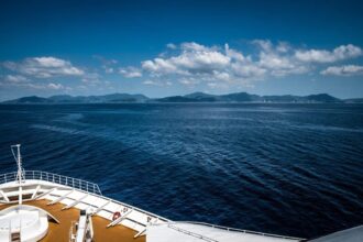 Navire de croisière Costa en mer sous un ciel ensoleillé