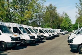 Utilitaire chargé de matériel pour un transport professionnel