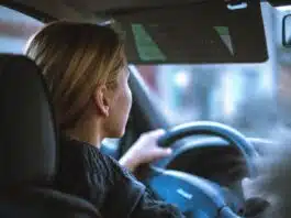femme enceinte au volant d'une voiture