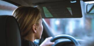 femme enceinte au volant d'une voiture