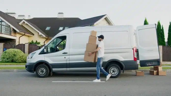 Un livreur devant un Véhicule Utilitaire Léger