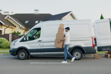 Un livreur devant un Véhicule Utilitaire Léger