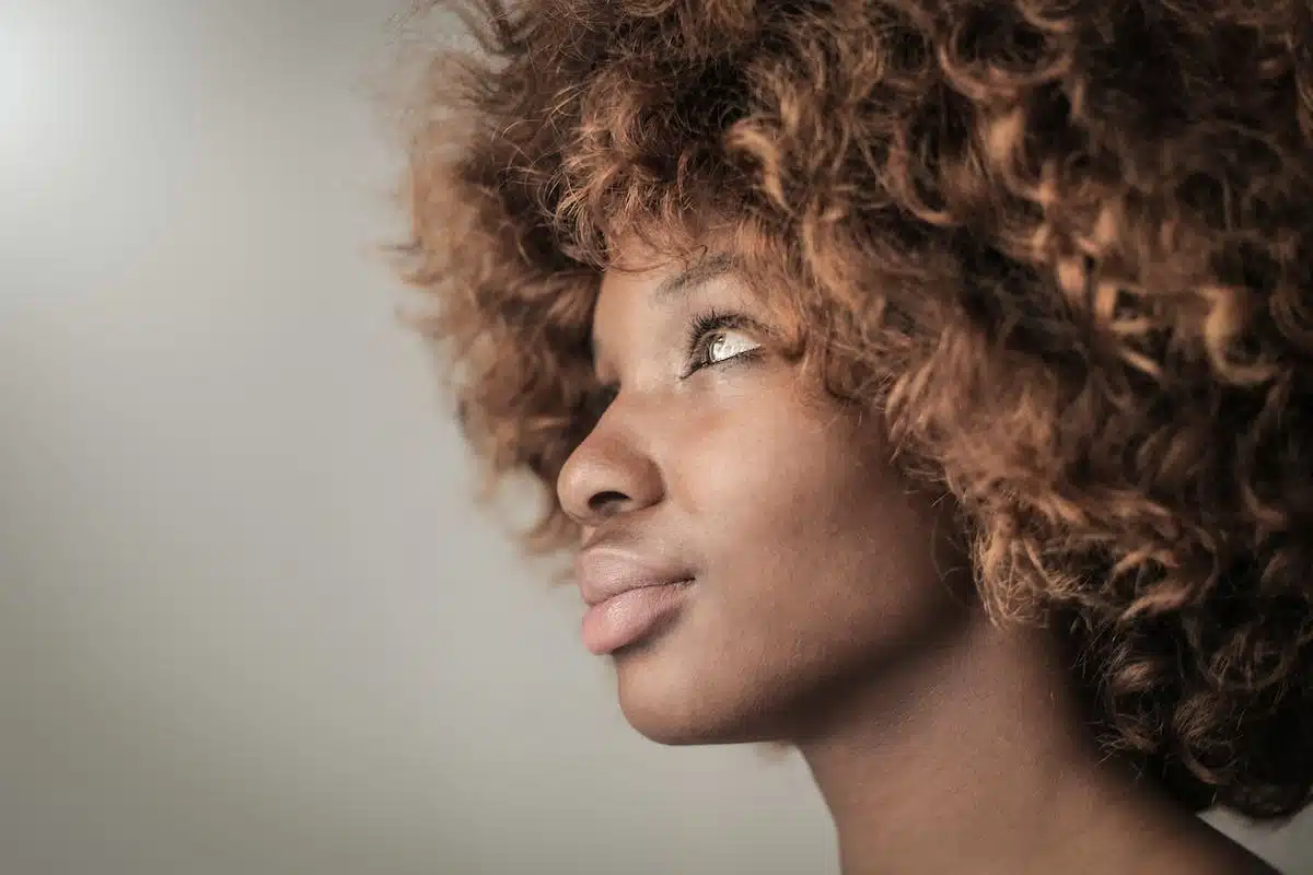 coiffure bouclée