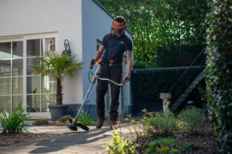Majordome et jardinier s'occupant d'une maison bien organisée