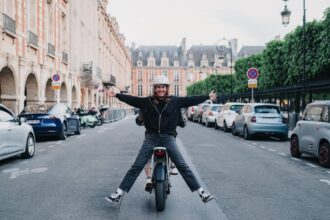Casque de vélo sur un support avec accessoires de sécurité