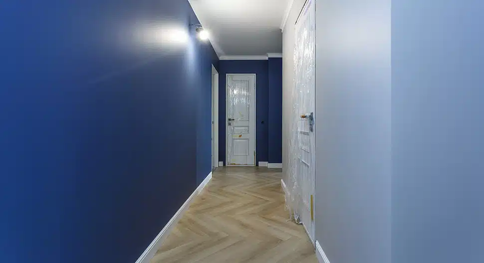 Choisir la meilleure couleur pour peindre les portes d'un couloir conseils et idées