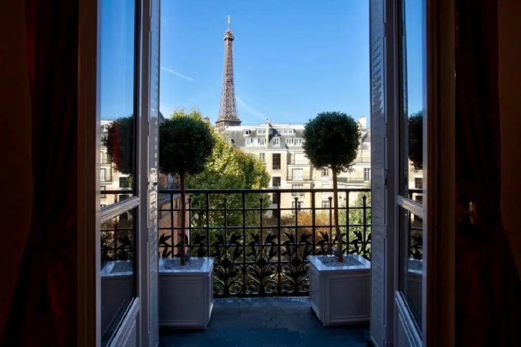 Un appartement avec vue sur la tour eiffel