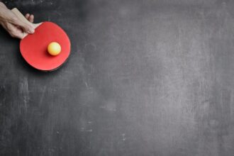 Joueur prêt à frapper une balle de ping-pong sur une table
