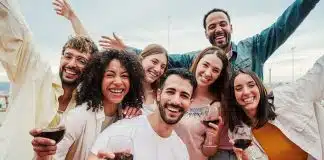 groupe de personnes à une fête d’anniversaire