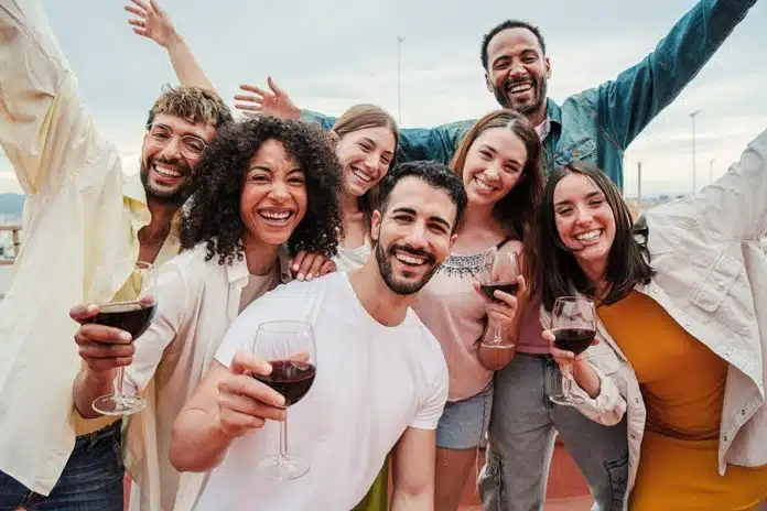 groupe de personnes à une fête d’anniversaire