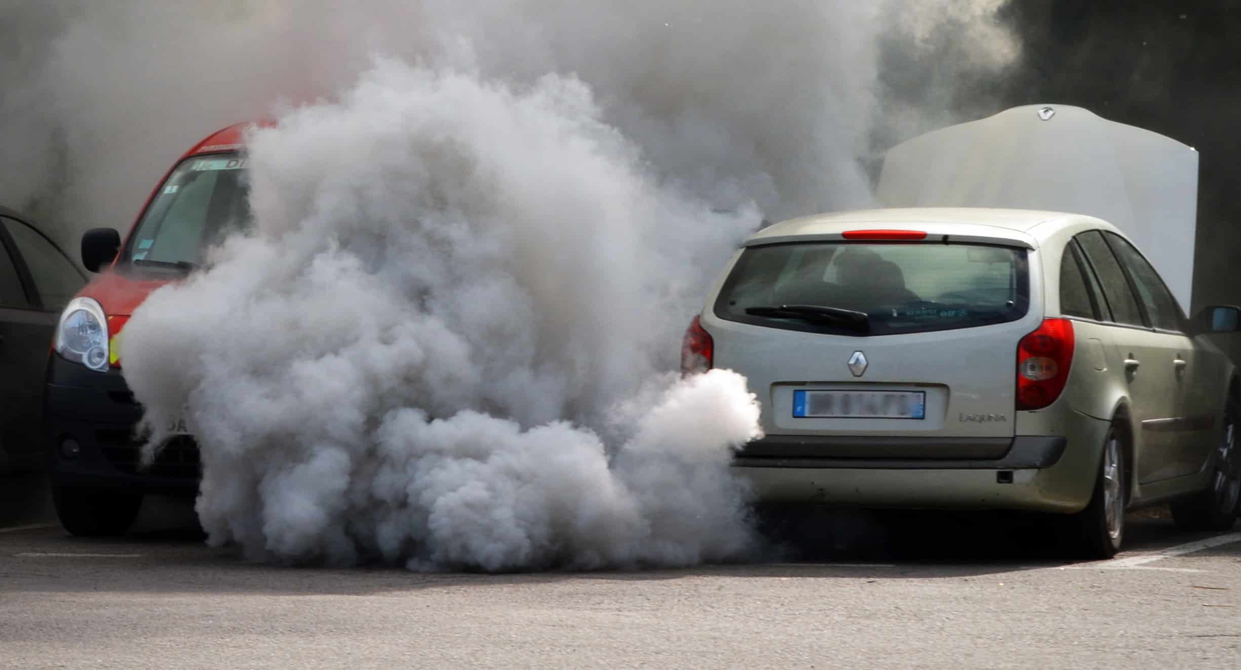 Une voiture émettant du CO2 dans l'atmosphère