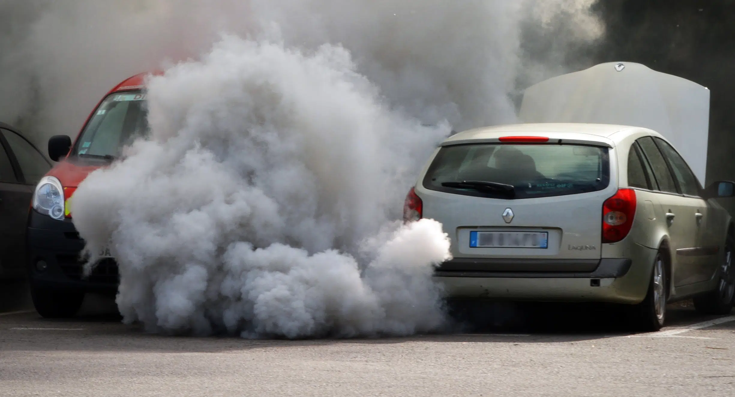Une voiture émettant du CO2 dans l'atmosphère
