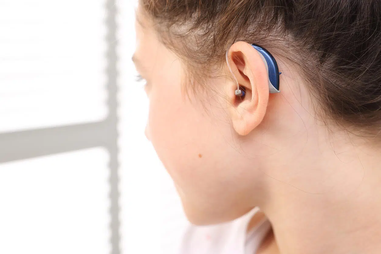 Les appareils auditifs de contour d'oreilles