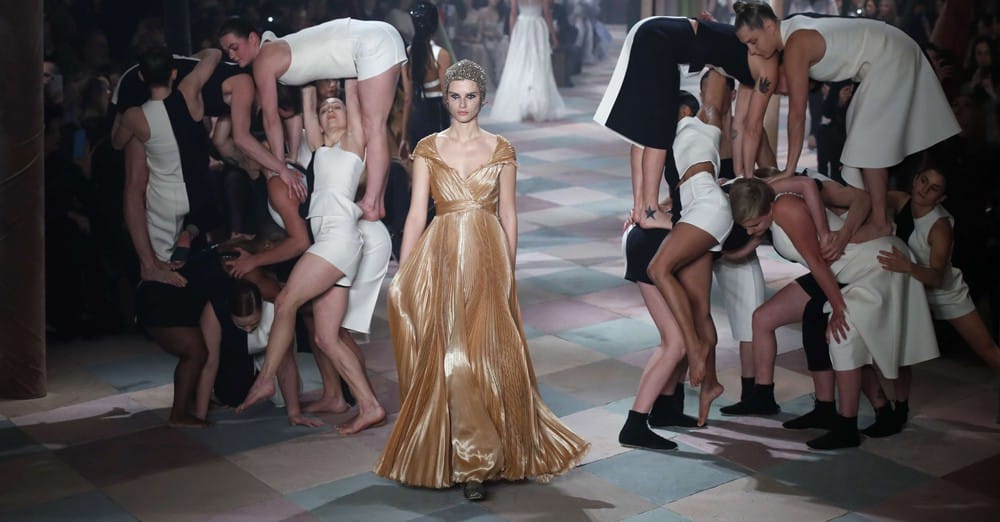 Défilé d'un mannequin en robe longue d'été 2019